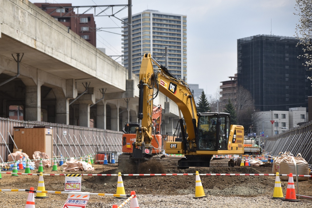 トピックス用・鉄道運輸機構「桑園工区本工事着手＿地盤改良材をかき混ぜる重機」（三浦撮影）●.jpg