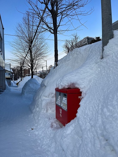 休日に地図と歩く５・①雪に埋もれたポスト＿２月札幌（三浦撮影）●.jpg